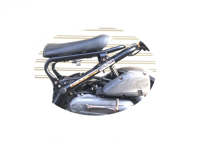 Zoomer ローダウンシートフレーム マットブラック フラットタイプ Kn企画 スクーター オートバイ バイク 改造パーツ 輸入パーツの通信販売